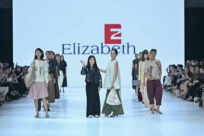 Elizabeth Tampilkan “Bloom Beneath the Surface” di Jakarta Fashion Week 2027, Perpaduan Elegan Kekuatan dan Feminitas