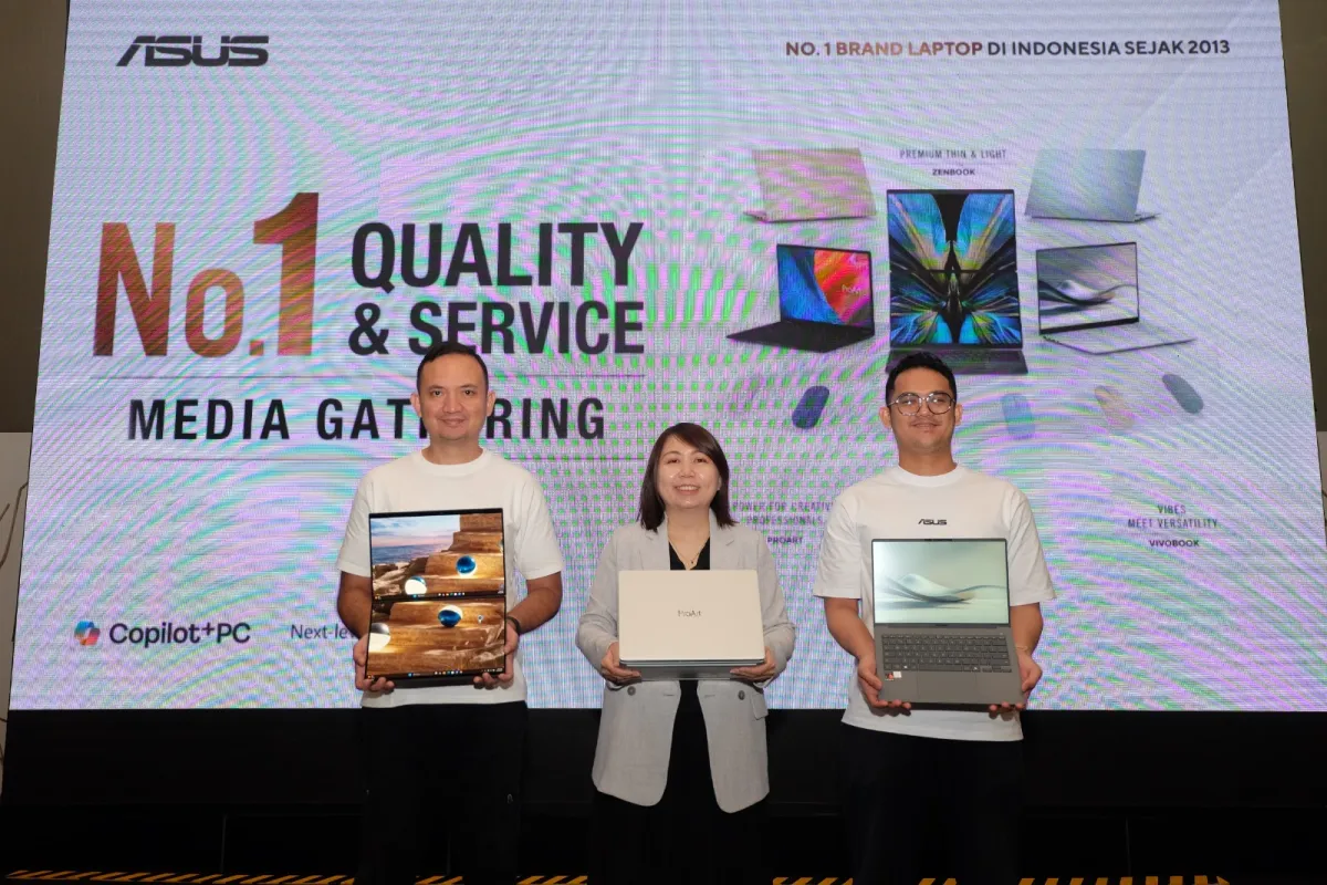 Ket.foto - Ki-Ka: Brama Setyadi - Head of Public Relations and Digital ASUS Indonesia; Davina Larissa – Country Marketing Manager of ASUS Indonesia  dan Adrian Pradipta - Technical Public Relations of ASUS Indonesia dalam ASUS No.1 Quality & Service Media Gathering Bandung 2026.