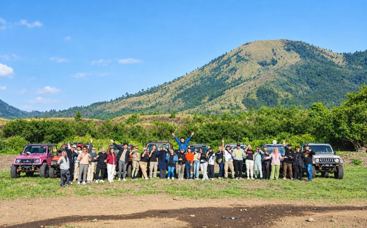 Foto bersama setelah Jeep Tour di Kaki Gunung Guntur